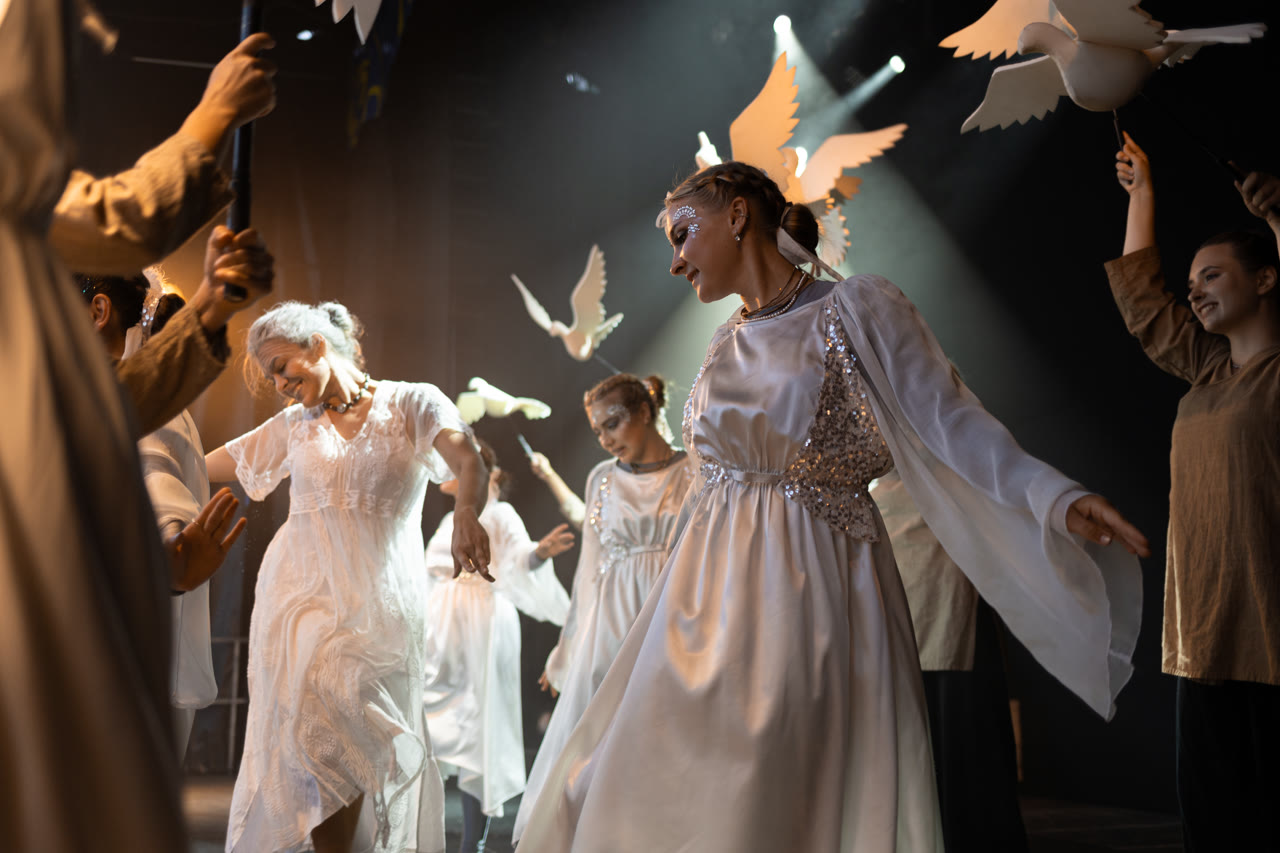 Dancers releasing doves